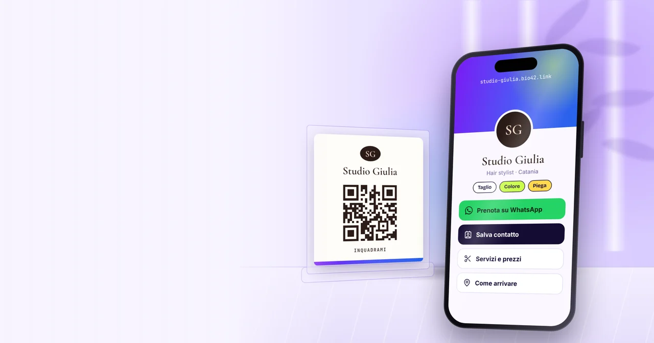 Pagina Bio42 di un parrucchiere su un telefono, accanto a un biglietto da visita con QR code