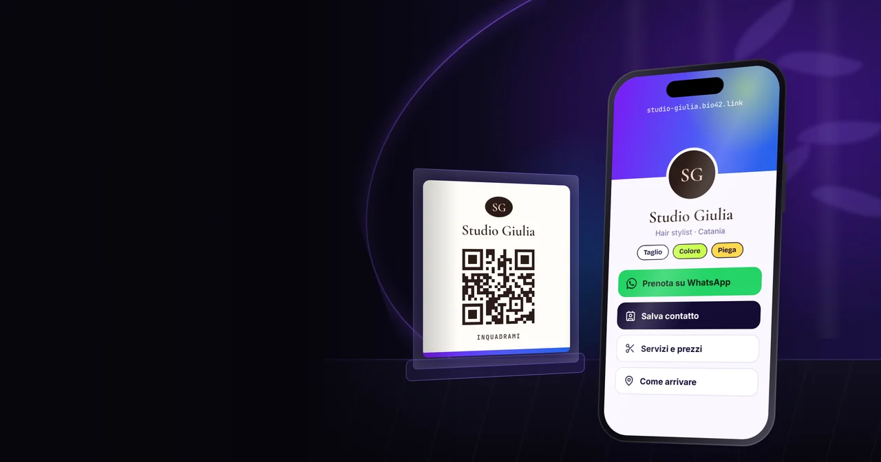 Pagina Bio42 di un parrucchiere su un telefono, accanto a un biglietto da visita con QR code